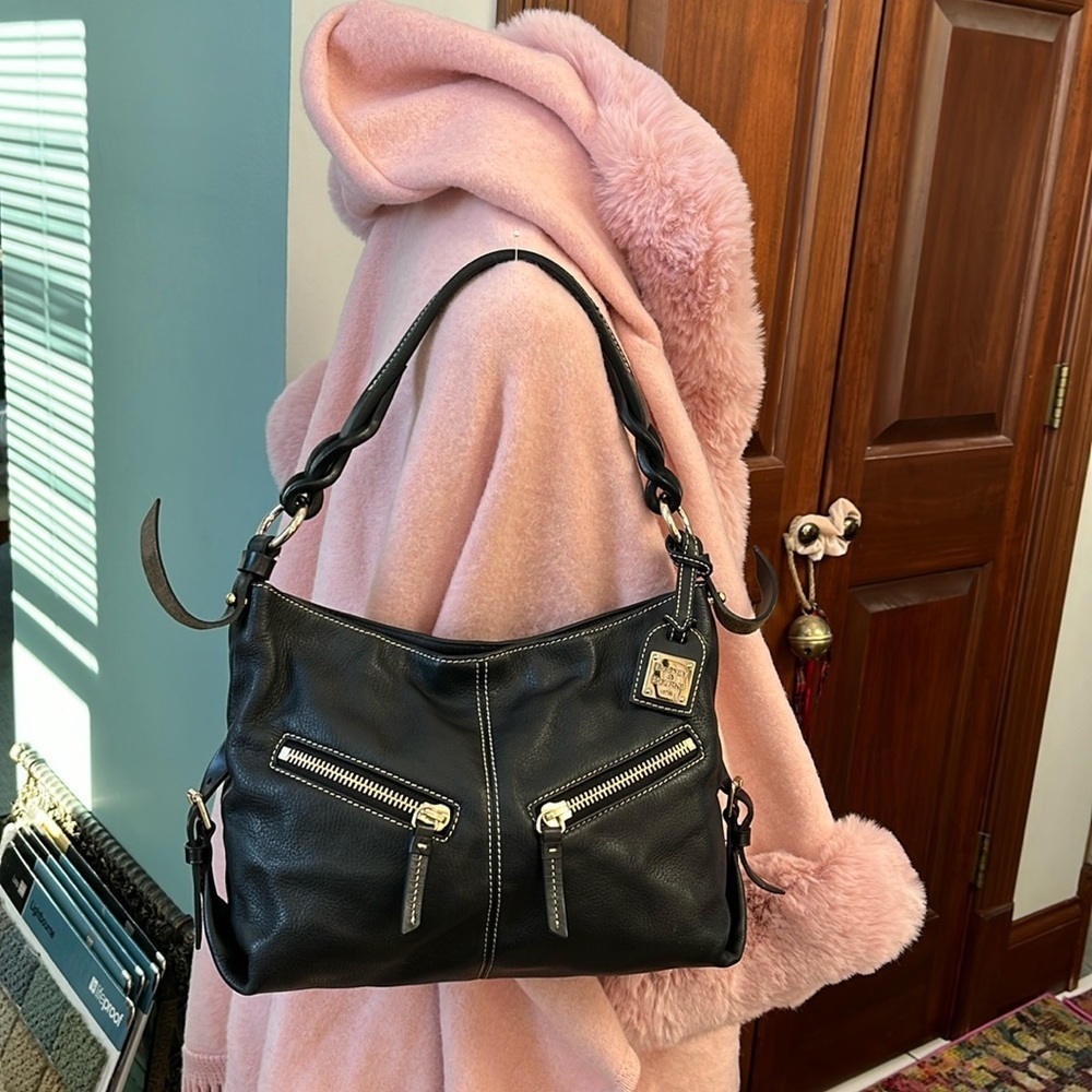 Dooney & Bourke  EUC  Vintage Shoulder bag    black leather/gold tone accents